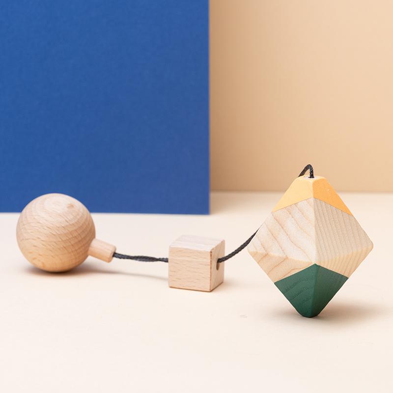 Jucarie din lemn corp geometric octaedru, colorat, pentru carusel / centru de activitati, Mobbli - Manute Creative