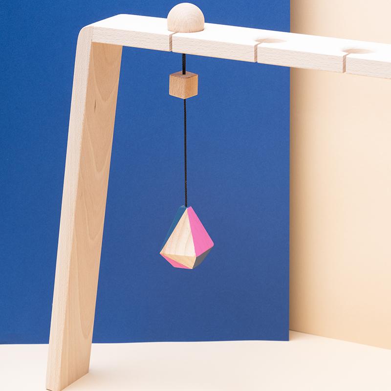 Jucarie din lemn corp geometric poliedru diamant, colorat, pentru carusel / centru de activitati, Mobbli - Manute Creative