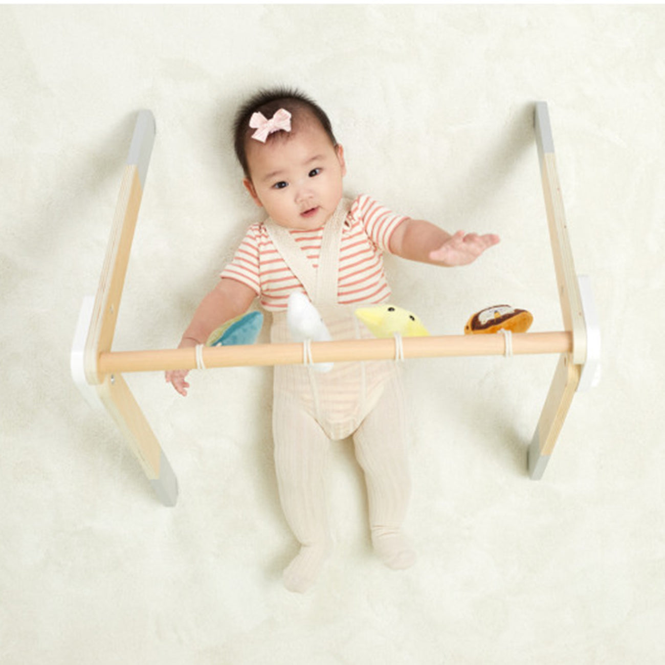 Centru de activitati pentru bebelusi, din lemn cu jucarii de plus, tip Montessori, +0 luni, PolarB Viga