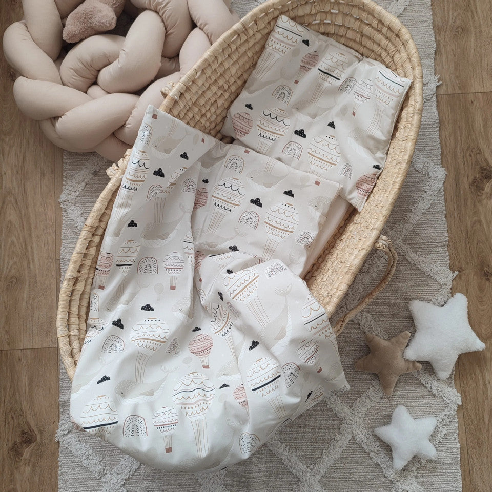 Lenjerie de pat pentru copii, plapuma cu umplutura si perna, Colectia Balene, marimea M, 100 x 75 cm, Koell