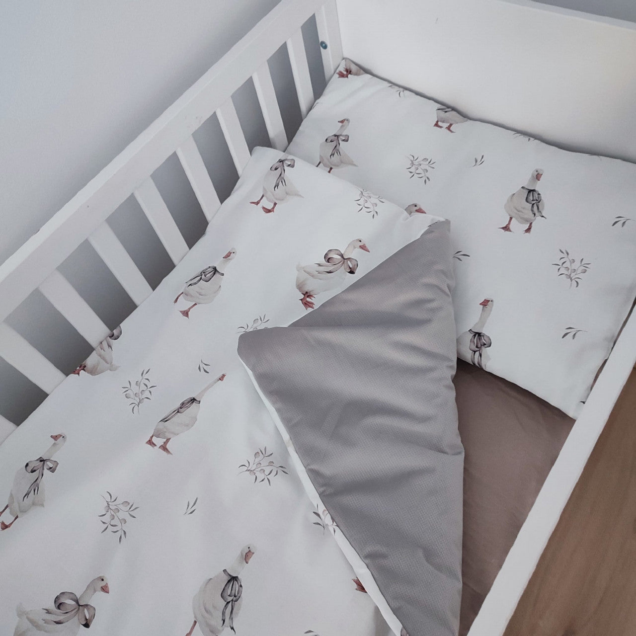 Lenjerie de pat pentru copii, plapuma cu umplutura si perna, Colectia Gaste, marimea M, 100 x 75 cm, Koell